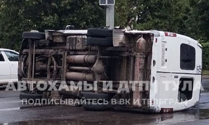 В Новомосковске перевернулся автобус с пассажирами