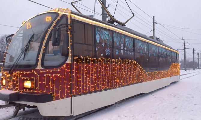 На улицах Тулы появился новогодний трамвай