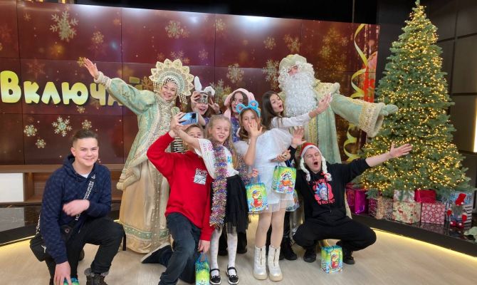 Дед Мороз и Снегурочка поздравили ведущих шоу "Включай" на "Первом Тульском" с Новым годом