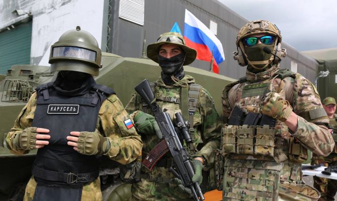 Военные медики показали набор, который не раз спасал жизни в зоне СВО