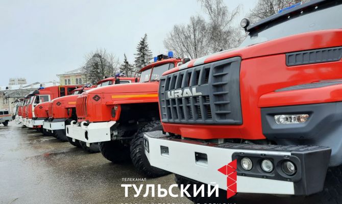 Алексей Дюмин передал тульским пожарным снаряжение и технику