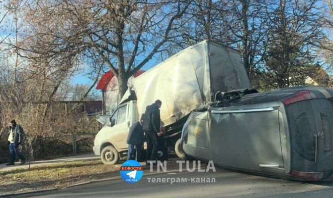 Great Wall столкнулся с "Газелью" и перевернулся на улице Октябрьской в Туле