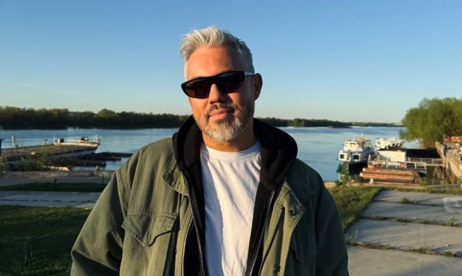 Туляк Александр Рогов посоветовал носить по две сумки и косуху поверх тренча