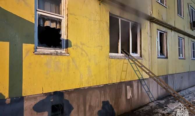 Почти 20 человек спасли при пожаре в квартире в Новомосковске