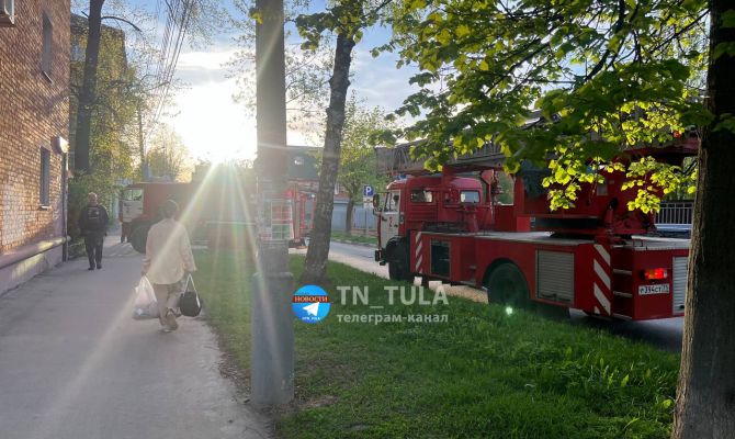 К дому на улице Сойфера в Туле прибыли пожарные и скорая помощь