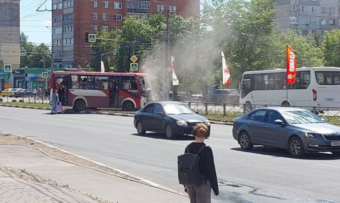 Пассажирский автобус снес ограждение на улице Ложевой в Туле