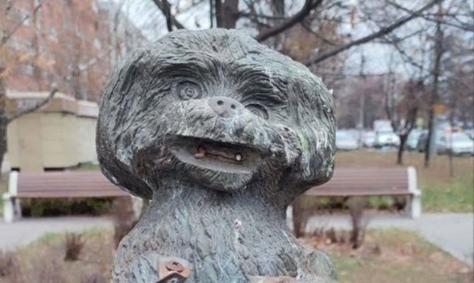 Неизвестные украли бронзовую газету у скульптуры собаки на улице Лейтейзена в Туле