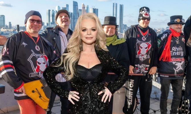 Лидер группы "Бахыт-Компот" решил "хайпануть" на Ларисе Долиной