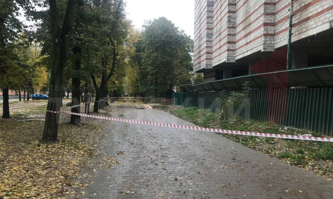 В Туле металлическая труба со стройки аквапарка упала в метре от ребенка