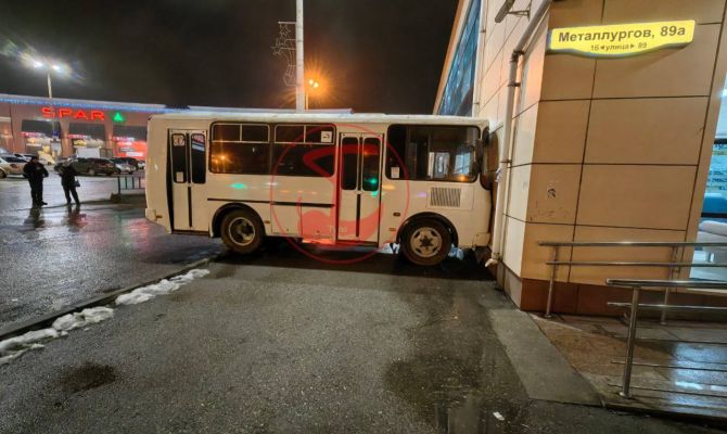 На улице Металлургов в Туле автобус протаранил здание