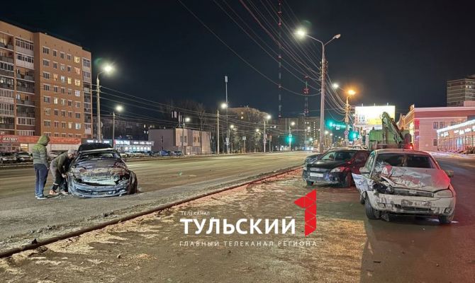 На проспекте Ленина в Туле "Мазда" протаранила припаркованные машины