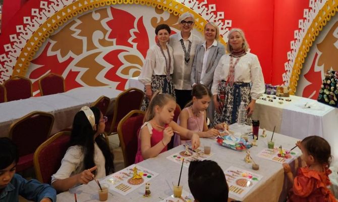 Жителей Омана научили расписывать филимоновскую игрушку и тульские пряники