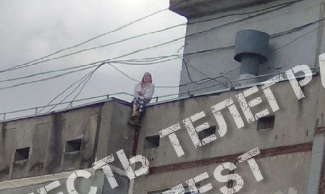 В Туле спасатели сняли девочку с крыши многоэтажки
