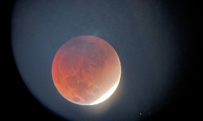 "Кровавое" лунное затмение встревожило ученых