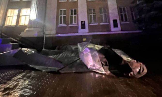 Штормовой ветер сорвал крышу со здания ТулГУ