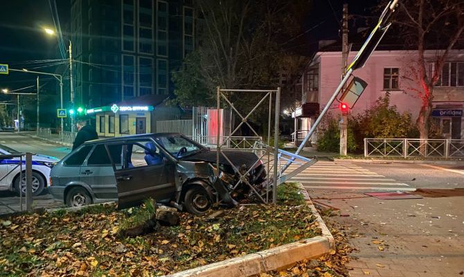 Ночью в Туле автомобиль протаранил светофор