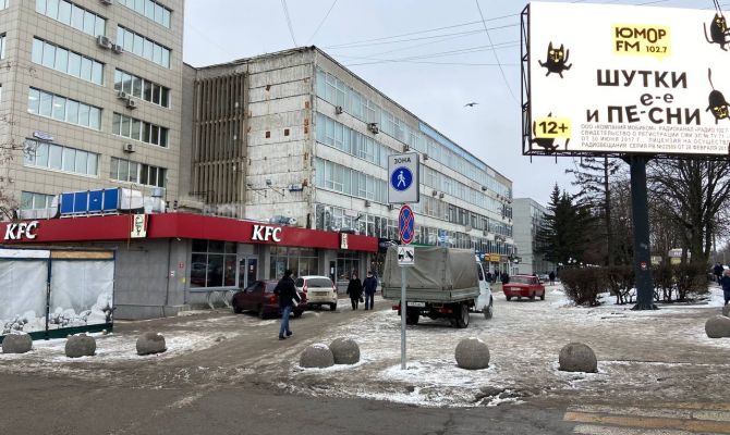 В пешеходной зоне на проспекте Ленина в Туле снова стали парковаться машины