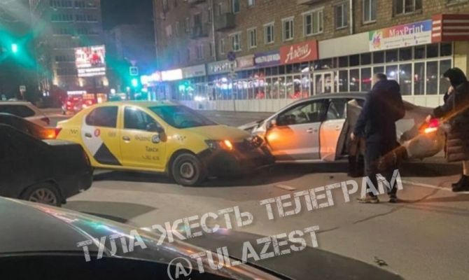 Пьяная девушка устроила тройное ДТП на проспекте Ленина в Туле