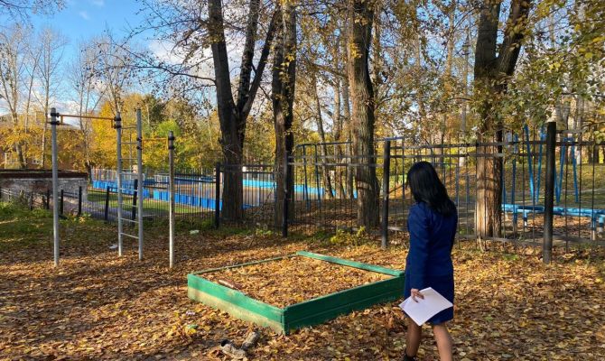 В Туле детскую площадку облюбовали бомжи и маргиналы: прокуратура начала проверку