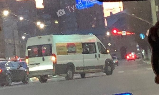 При столкновении легковушки с маршруткой в центре Тулы пострадала девушка