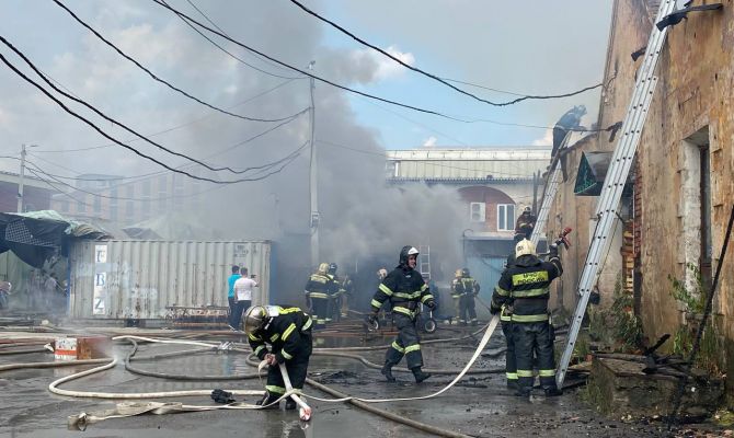 Из-за пожара в небе над Тулой появился огромный столб дыма: фото с места происшествия