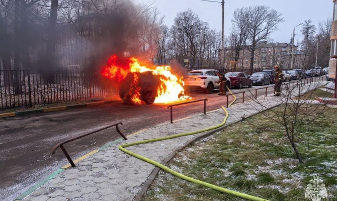 Две машины сгорели на улице Михеева в Туле