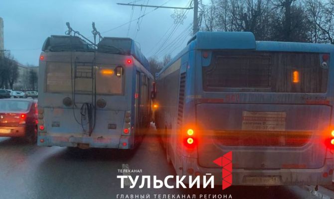 На проспекте Ленина в Туле столкнулись автобус и троллейбус
