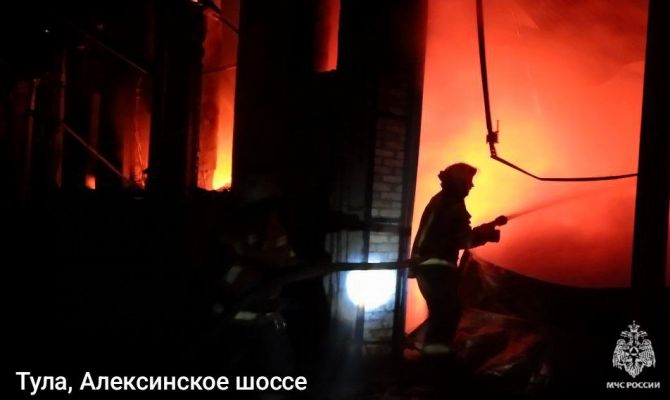 Пожар в жилом доме в Туле тушили 23 спасателя