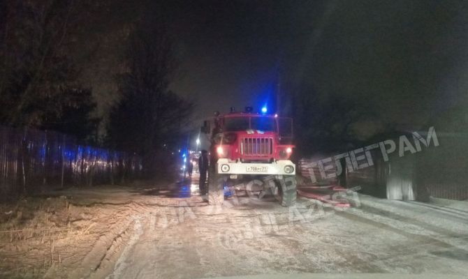 Под Тулой загорелся жилой дом