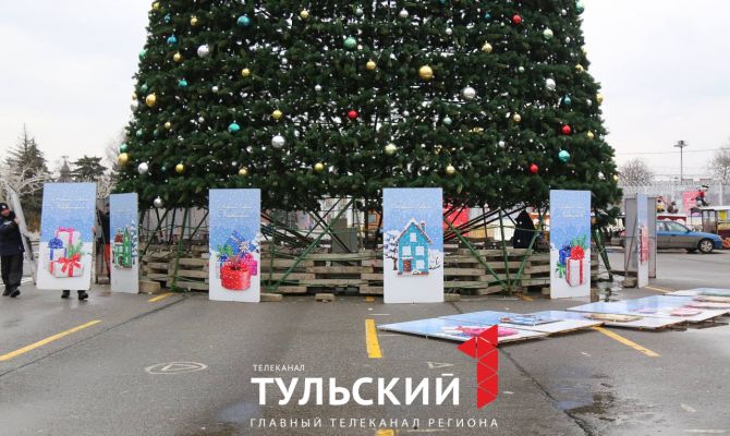На площади Ленина в Туле начали разбирать новогоднюю елку: фоторепортаж