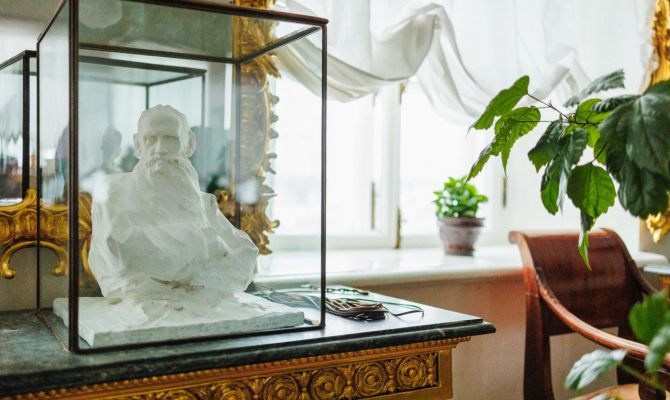 Личные вещи Льва Толстого и его жены Софьи представили на выставке в Туле