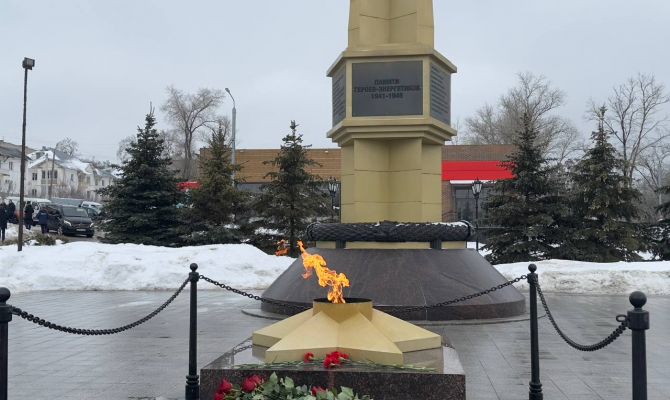 Алексей Дюмин возложил цветы к мемориалу «Памяти героев-энергетиков»