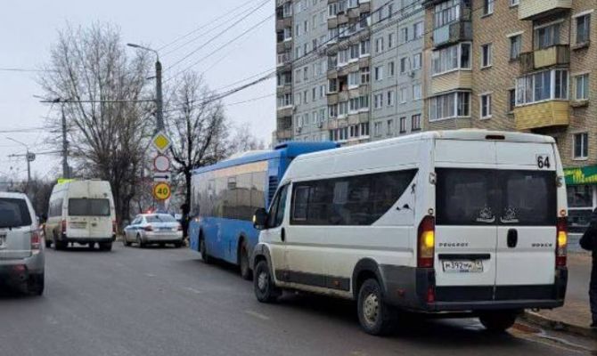 В Туле маршрутка столкнулась с автобусом