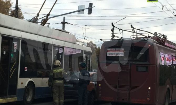 На проспекте Ленина в Туле машина каршеринга столкнулась с троллейбусом