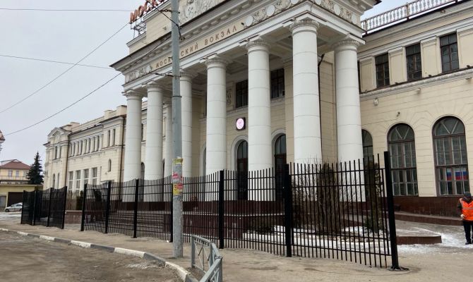 У Московского вокзала в Туле начали устанавливать забор