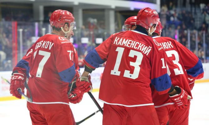 В Туле сыграли легенды советского хоккея и обладатели Кубка Стэнли