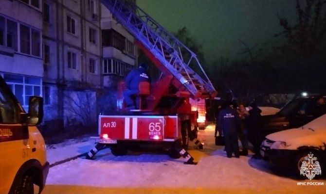 В Веневе пожарные спасли из горящей квартиры троих детей