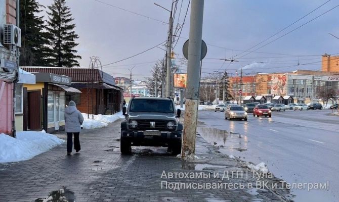 В центре Тулы двое водителей припарковались на тротуаре