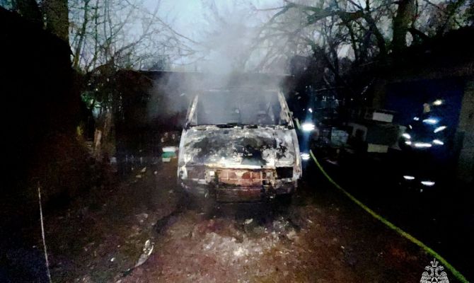 Мужчина заживо сгорел в машине на улице Тимирязева в Туле