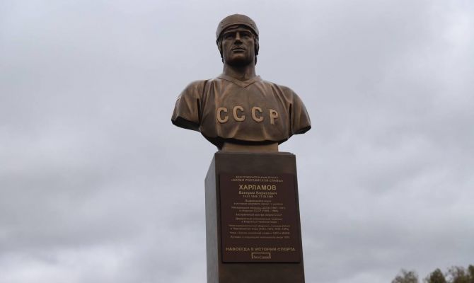 В деревне Федора Конюхова под Тулой открыли бюсты Валерия Харламова и Анатолия Тарасова