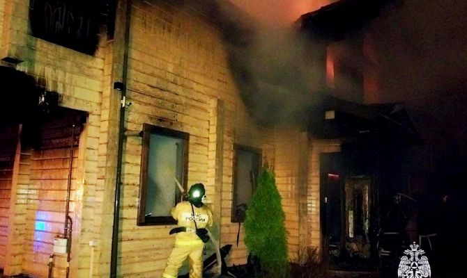 В Тульской области загорелся жилой дом в коттеджном поселке "Капитан Клуб"