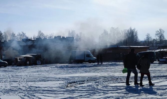Очевидцы сообщили о взрыве автомобиля на рынке в Щекино