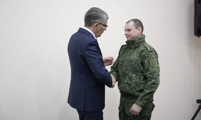 В Плавске двум бойцам СВО вручили медаль «Доблесть и слава»