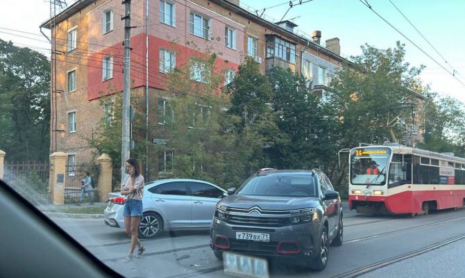 На трамвайных путях в Туле столкнулись 2 иномарки