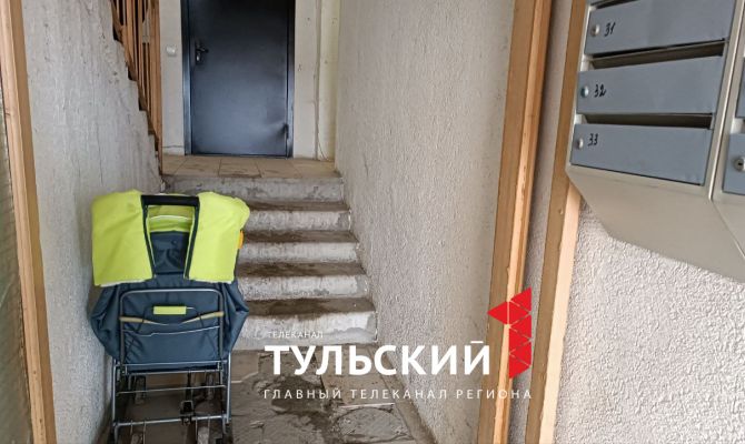 Детская коляска и пивные банки: что происходит сейчас на месте убийства 7-летнего ребенка в Туле