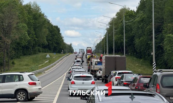 На выезде из Тулы собралась многокилометровая пробка из-за укладки асфальта