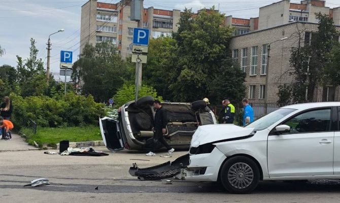 Легковушка перевернулась на перекрестке улиц Революции и Вересаева в Туле