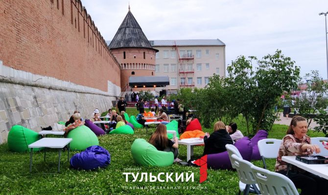 В Туле День молодежи отметили росписью на коврах и фестивалем автозвука