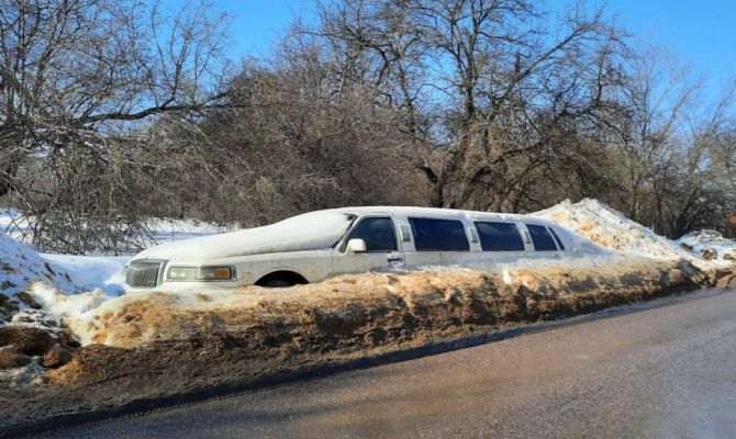В Новомосковске обнаружили брошенный лимузин под снегом