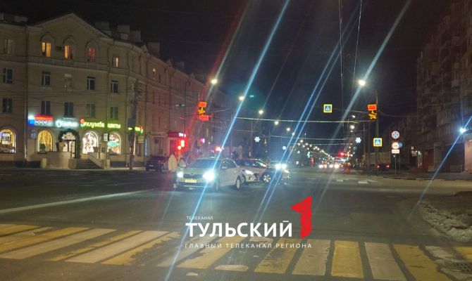 На перекрестке Красноармейского проспекте и улицы Лейтейзена в Туле столкнулись две иномарки